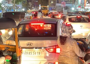 पुणेः बाबा भिडे पूल, नदीपात्रातील वाहतूक बंंद; शहरातील मुख्य रस्त्यांवर मोठ्या प्रमाणावर वाहतूक कोंडी