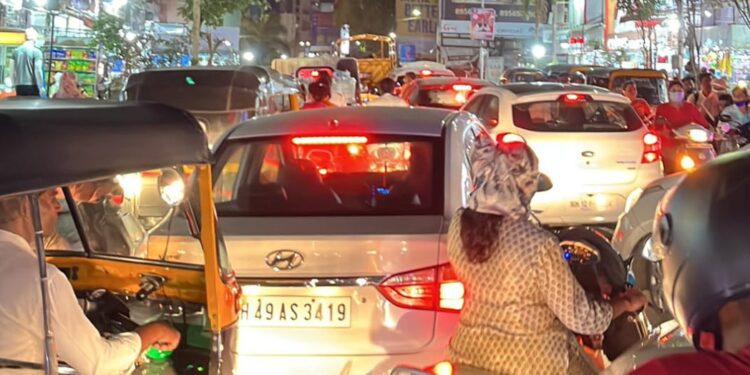 पुणेः बाबा भिडे पूल, नदीपात्रातील वाहतूक बंंद; शहरातील मुख्य रस्त्यांवर मोठ्या प्रमाणावर वाहतूक कोंडी