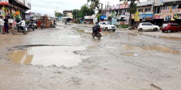 पारगांवः मुख्य चौकातील महामार्गाची दुरावस्था; जागोजागी खड्ड्यांचे साम्राज्य, नागरिकांचे होताहेत प्रचंड हाल