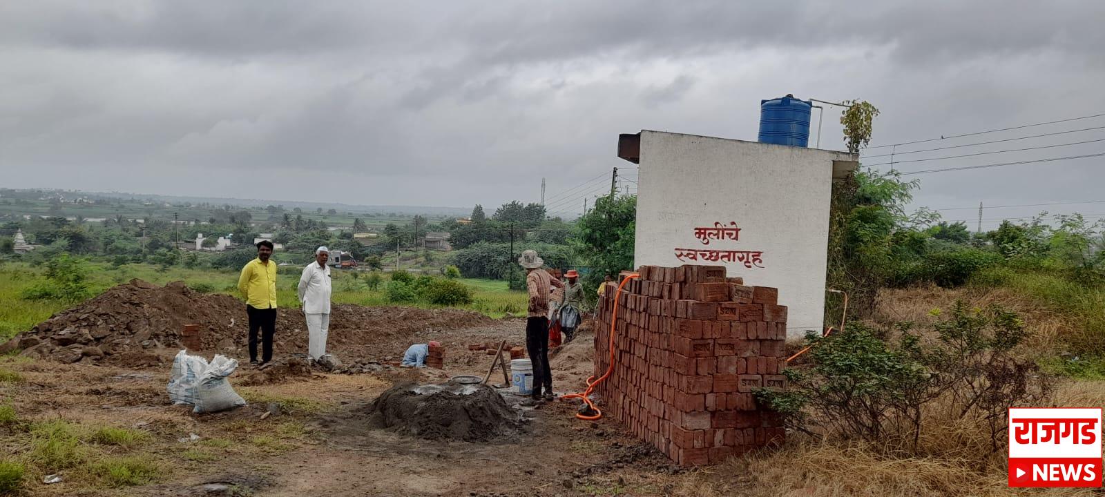 पारगांवः न्यू इंग्लिश स्कूलला माझी विद्यार्थ्यांकडून मदतीचा हात