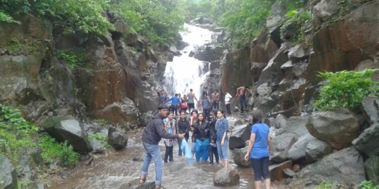 पर्यटनः वरंधा आणि नीरा देवघर येथील धबधब्यांवर ‘सेल्फी पॅाईंट’; शासनाच्या वैशिष्ट्यपूर्ण योजनेतून मंजूरी