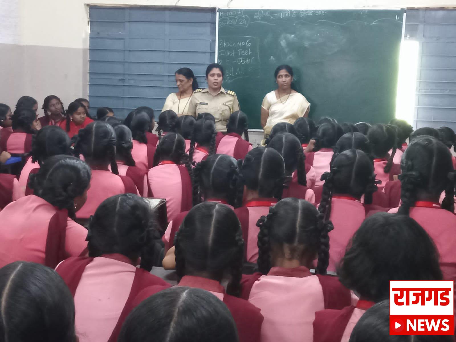 बदलापूर घटनेच्या पार्श्वभूमीवर राजगड पोलिसांकडून शाळेतील विद्यार्थिंनीना मार्गदर्शन