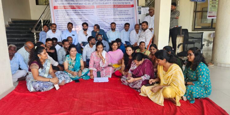 सासवडः जुनी पेन्शन योजना व इतर मागण्यांसाठी सासवड नगरपरिषदेतील अधिकारी व कर्मचारी बेमुदत संपावर