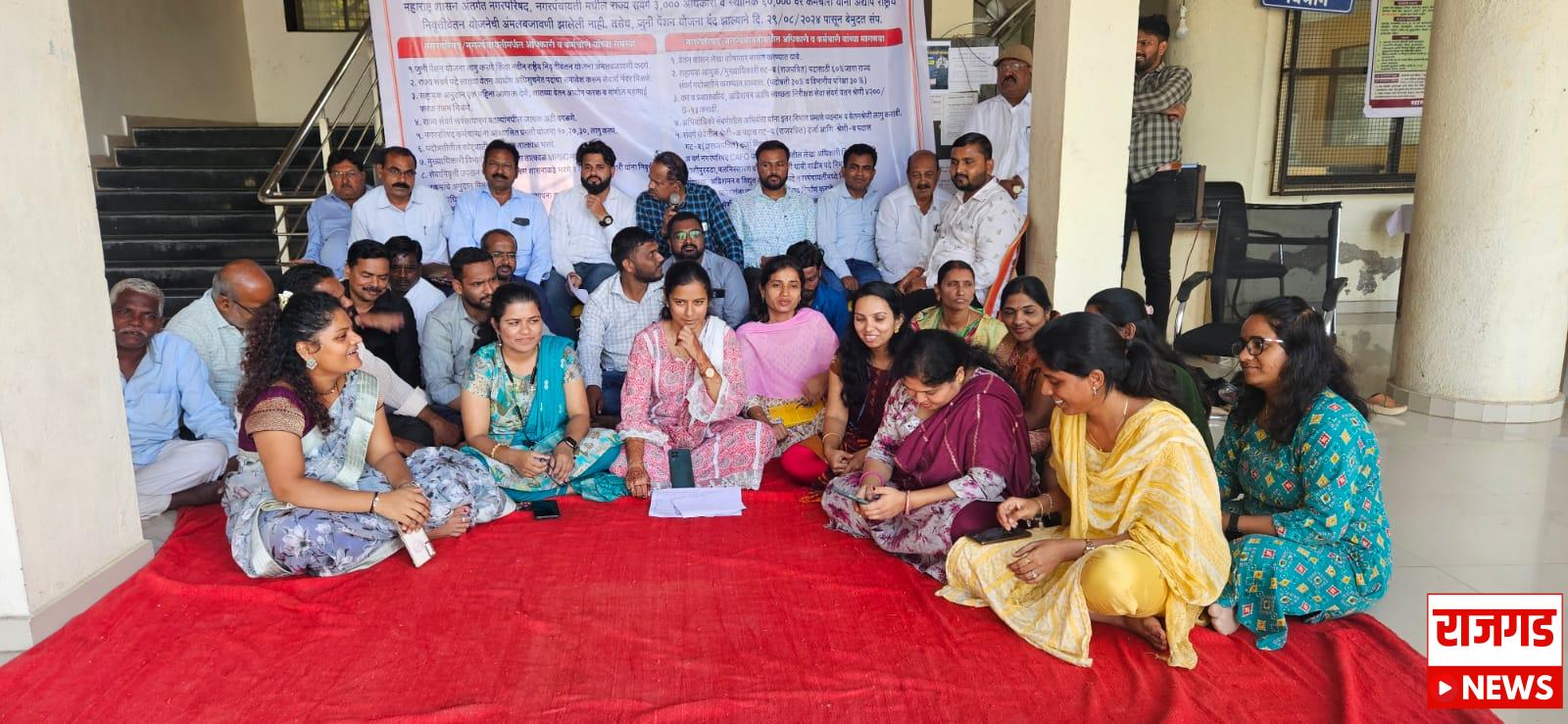 सासवडः जुनी पेन्शन योजना व इतर मागण्यांसाठी सासवड नगरपरिषदेतील अधिकारी व कर्मचारी बेमुदत संपावर