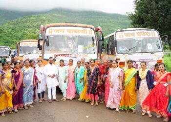 अध्यात्मिक यात्राः अडीच हजार माहिला आंबाबाई आणी बाळूमामाच्या चरणी लीन; किरण दगडे पाटील यांचा उपक्रम