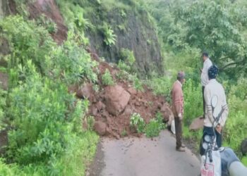 Breking News : राजगड तालुक्यातील कादवे खिंडीवर दरड कोसळली, वेल्हे-पानशेत रस्ता बंद