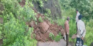 Breking News : राजगड तालुक्यातील कादवे खिंडीवर दरड कोसळली, वेल्हे-पानशेत रस्ता बंद