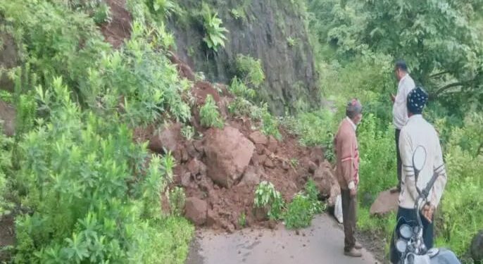 Breking News : राजगड तालुक्यातील कादवे खिंडीवर दरड कोसळली, वेल्हे-पानशेत रस्ता बंद