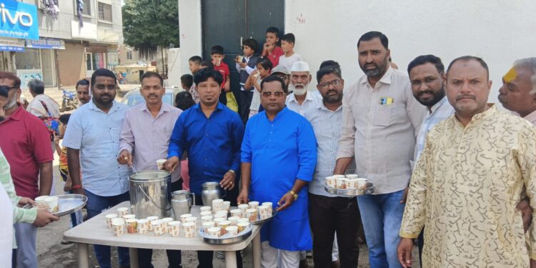 जेजुरीः मुस्लिम बांधवांनी केले मसाला दूधाचे वाटप; सामाजिक भावना जपत दिल्या ईद-ए-मिलाद, अनंत चतुर्दशीच्या शुभेच्छा