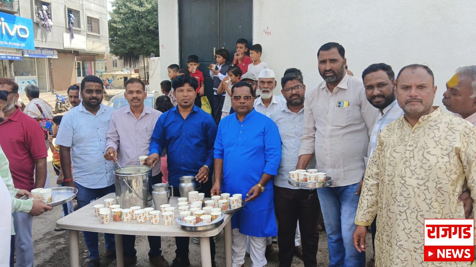 जेजुरीः मुस्लिम बांधवांनी केले मसाला दूधाचे वाटप; सामाजिक भावना जपत दिल्या ईद-ए-मिलाद, अनंत चतुर्दशीच्या शुभेच्छा