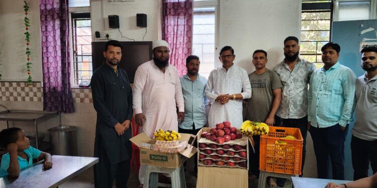 ईद-ए-मिलाद व मोहम्मद पैगंबर जयंती निमित्त मूकबधिर विद्यार्थ्यांना फळे व खाऊ वाटप