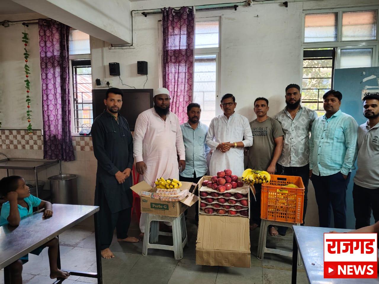 ईद-ए-मिलाद व मोहम्मद पैगंबर जयंती निमित्त मूकबधिर विद्यार्थ्यांना फळे व खाऊ वाटप