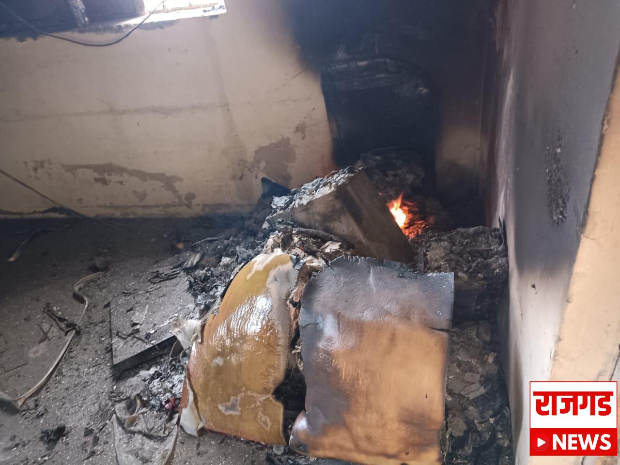 Breking News : भोंगवली ग्रामपंचायत कार्यालयाला आग; कागदपत्र भस्मसात, कारण अस्पष्ट