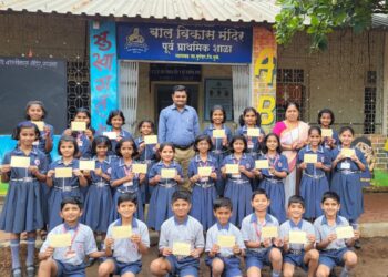 Purandhar जुन्या आठवणींना उजाळाः मोबाईलच्या जमान्यात विद्यार्थ्यांनी साधला माजी विद्यार्थ्यांशी पत्राद्वारे संवाद