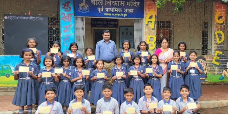 Purandhar जुन्या आठवणींना उजाळाः मोबाईलच्या जमान्यात विद्यार्थ्यांनी साधला माजी विद्यार्थ्यांशी पत्राद्वारे संवाद