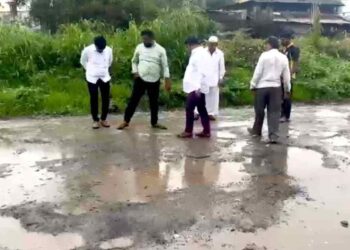 साम्राज्य खड्ड्यांचेः भाजप कार्यकर्त्यांनी खड्डे बुजविण्याचे काम पाडले बंद; निकृष्ट दर्जाचे काम होत असल्याचा भाजप कार्यकर्त्यांचा आरोप