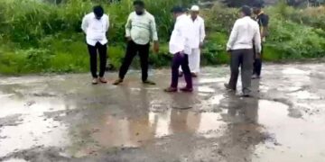 साम्राज्य खड्ड्यांचेः भाजप कार्यकर्त्यांनी खड्डे बुजविण्याचे काम पाडले बंद; निकृष्ट दर्जाचे काम होत असल्याचा भाजप कार्यकर्त्यांचा आरोप