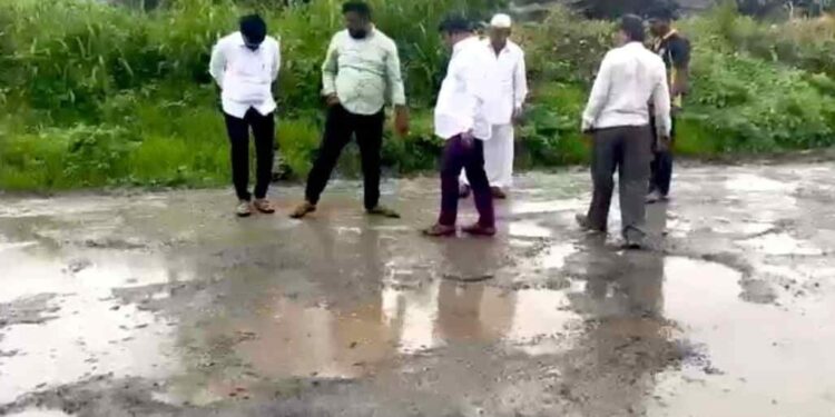 साम्राज्य खड्ड्यांचेः भाजप कार्यकर्त्यांनी खड्डे बुजविण्याचे काम पाडले बंद; निकृष्ट दर्जाचे काम होत असल्याचा भाजप कार्यकर्त्यांचा आरोप