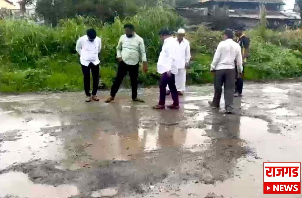 साम्राज्य खड्ड्यांचेः भाजप कार्यकर्त्यांनी खड्डे बुजविण्याचे काम पाडले बंद; निकृष्ट दर्जाचे काम होत असल्याचा भाजप कार्यकर्त्यांचा आरोप