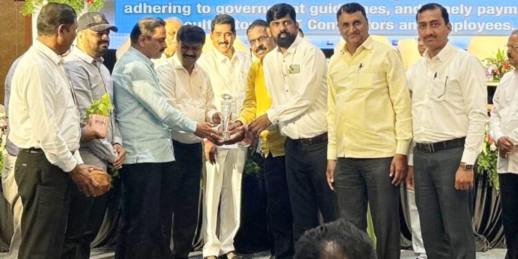 अभिनंदनः व्यंकटेशकृपा शुगर मिल्कचा उत्कृष्ट आर्थिक व्यवस्थापन पुरस्कार देऊन गौरव