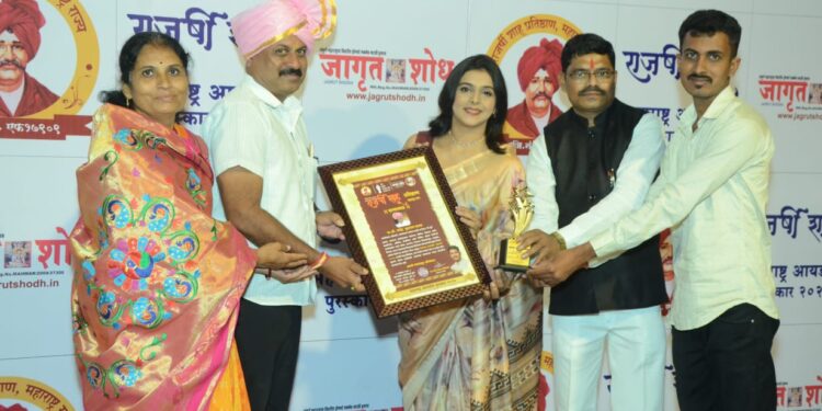 सन्मानः ग्रामविकास अधिकारी राजेंद्र सात्रस यांना महाराष्ट्र आयडॉल २०२४ पुरस्कार प्रदान