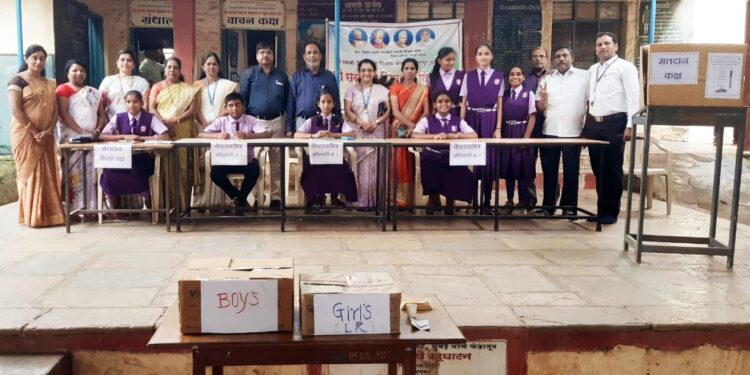 भोरः विद्यार्थ्यांनी समावून घेतली गुप्त मतदान प्रक्रिया; छत्रपती शिवाजी विद्यालयाचा विद्यार्थ्यांसाठी अनोखा उपक्रम