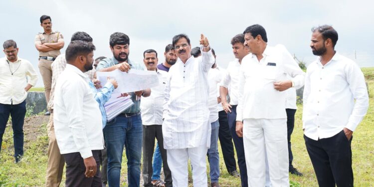 गुंजवणी योजनाः जलवाहिनीचे काम मूळ आराखड्यानुसारच होणार; अधिकाऱ्यांसह विजय शिवतारेंकडून पाहणी