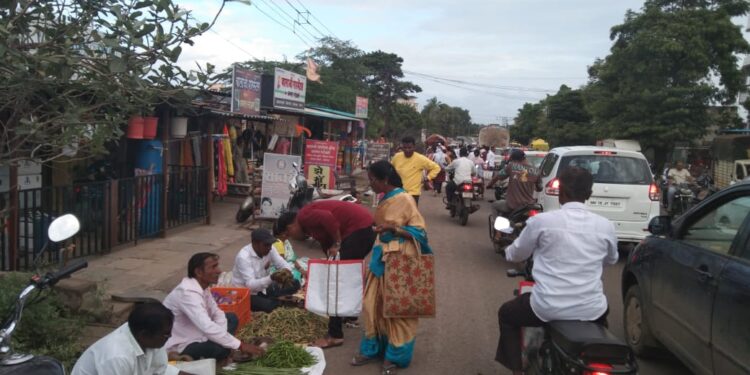 नियमांची पायमल्लीः निरा-लोणंद रस्त्याच्या बाजूलाच भरतोय आठवडे बाजार; वाहनधारक, विद्यार्थी व नागरिक त्रस्त