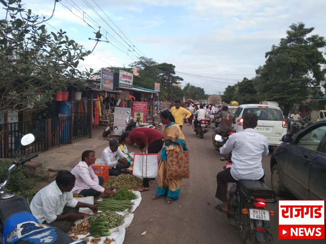 नियमांची पायमल्लीः निरा-लोणंद रस्त्याच्या बाजूलाच भरतोय आठवडे बाजार; वाहनधारक, विद्यार्थी व नागरिक त्रस्त