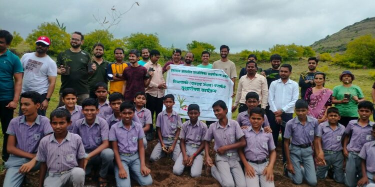 पुरंदरः गुरोळीमध्ये जपानच्या नव्या तंत्रज्ञान पद्धतीने वृक्ष लागवड; ‘मियावॅाकि’ या जपानी नैसर्गिक तत्त्वज्ञानाचा वापर