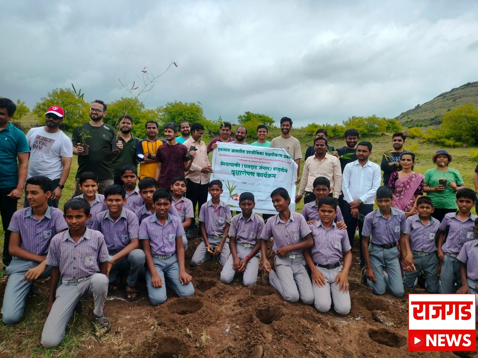 पुरंदरः गुरोळीमध्ये जपानच्या नव्या तंत्रज्ञान पद्धतीने वृक्ष लागवड; ‘मियावॅाकि’ या जपानी नैसर्गिक तत्त्वज्ञानाचा वापर