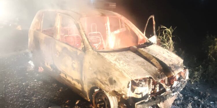 शिक्रापूर-चाकण रस्त्यावर बर्निंग कारचा थरार; स्थानिक नागरिक व पोलिसांच्या तत्परतेने मोठा अनर्थ टळला