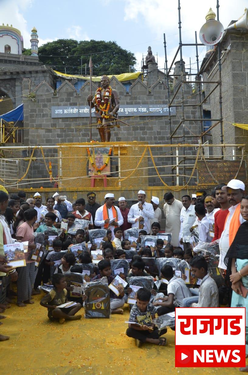 जयंतीः जेजुरी गडावर आद्यक्रांतीकारक उमाजीराजे नाईक यांची जयंती मोठ्या उत्साहात साजरी