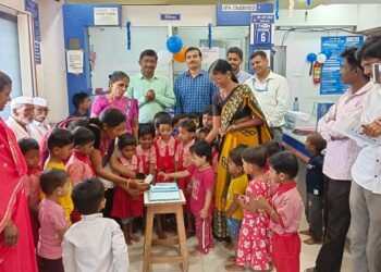 वाढदिवसः बँक ऑफ इंडियाचा ११९ वा वर्धापन दिन पिसर्वेतील शाखेत चिमुकल्यांच्या हस्ते केक कापून साजरा