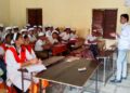 पालक बनले शिक्षक: शिक्षक दिनाचे औचित्य साधत केंदुरच्या ढवळे हायस्कूलमधील अनोखा उपक्रम