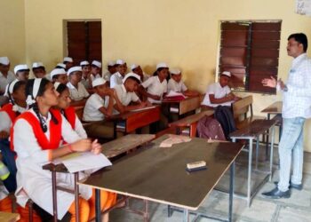 पालक बनले शिक्षक: शिक्षक दिनाचे औचित्य साधत केंदुरच्या ढवळे हायस्कूलमधील अनोखा उपक्रम