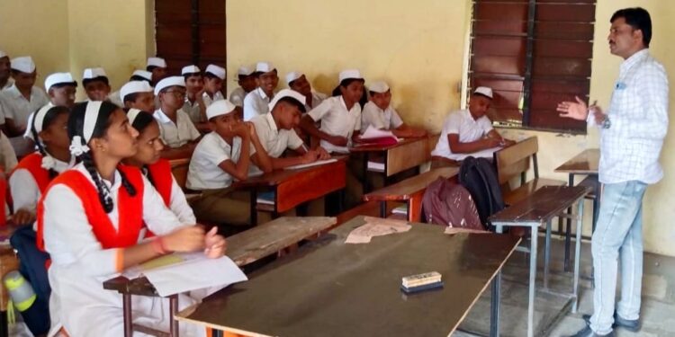 पालक बनले शिक्षक: शिक्षक दिनाचे औचित्य साधत केंदुरच्या ढवळे हायस्कूलमधील अनोखा उपक्रम