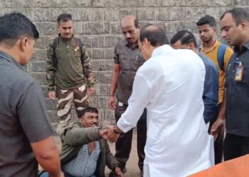 मदतीचा हातः उपमुख्यमंत्री अजित पवार अपघातग्रस्ताच्या मदतीला आले धावून; अपघातग्रस्त व्यक्तीला धीर देत केली विचारपूस