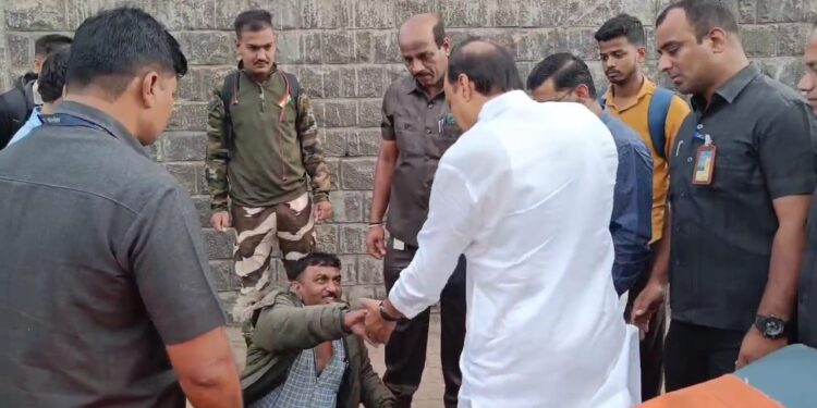 मदतीचा हातः उपमुख्यमंत्री अजित पवार अपघातग्रस्ताच्या मदतीला आले धावून; अपघातग्रस्त व्यक्तीला धीर देत केली विचारपूस