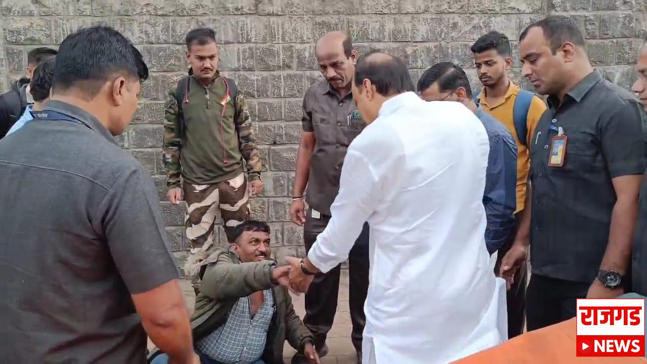 मदतीचा हातः उपमुख्यमंत्री अजित पवार अपघातग्रस्ताच्या मदतीला आले धावून; अपघातग्रस्त व्यक्तीला धीर देत केली विचारपूस
