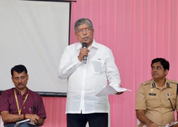 समस्या वाहतूक कोंडीचीः कोथरुडमधील मुख्य रस्त्यांवरुन दिवसाला १ लाखाच्यावर वाहनांचा प्रवास: मंत्री चंद्रकांत पाटील यांच्याकडून आढावा