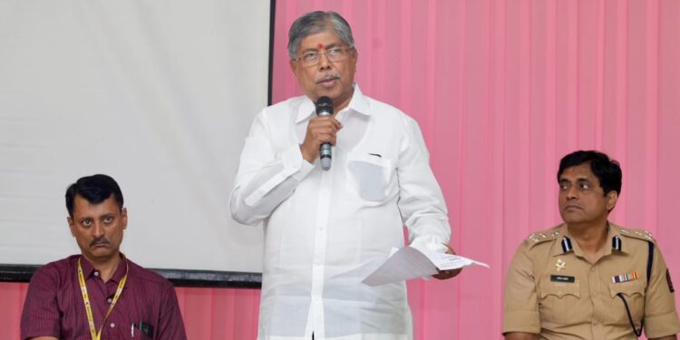 समस्या वाहतूक कोंडीचीः कोथरुडमधील मुख्य रस्त्यांवरुन दिवसाला १ लाखाच्यावर वाहनांचा प्रवास: मंत्री चंद्रकांत पाटील यांच्याकडून आढावा