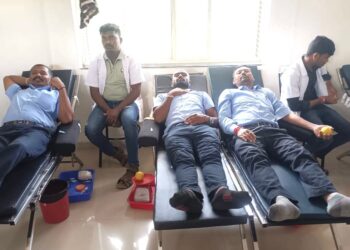 संकल्प रक्तदानाचाः करंदीत संकल्प फोर्जिंग कंपनीच्या १०५ कामगारांचे रक्तदान; सामाजिक जाणिवेतून रक्तदान शिबिराचे आयोजन