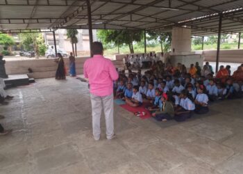विद्यार्थ्यांसोबत गाण्याच्या तालावर आजी-आजोबांनी धरला ठेका; आजी-आजोबा दिन मोठ्या उत्साहात साजारा