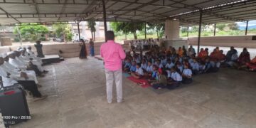 विद्यार्थ्यांसोबत गाण्याच्या तालावर आजी-आजोबांनी धरला ठेका; आजी-आजोबा दिन मोठ्या उत्साहात साजारा