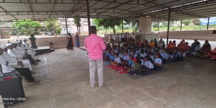 विद्यार्थ्यांसोबत गाण्याच्या तालावर आजी-आजोबांनी धरला ठेका; आजी-आजोबा दिन मोठ्या उत्साहात साजारा