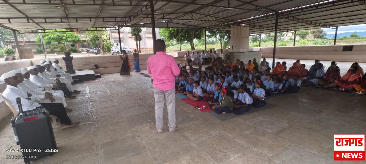 विद्यार्थ्यांसोबत गाण्याच्या तालावर आजी-आजोबांनी धरला ठेका; आजी-आजोबा दिन मोठ्या उत्साहात साजारा