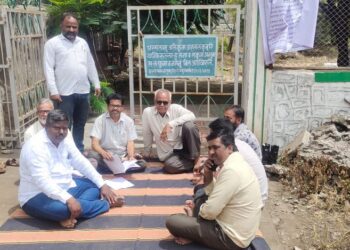 आंदोलनः निरा येथील मुस्लिम समाजाच्या दफन भूमितील बांधकामात भ्रष्टाचार? समाजाच्या वतीने निरा-शिवतक्रार प्रवेशद्वाराजवळ ठिय्या