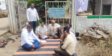 आंदोलनः निरा येथील मुस्लिम समाजाच्या दफन भूमितील बांधकामात भ्रष्टाचार? समाजाच्या वतीने निरा-शिवतक्रार प्रवेशद्वाराजवळ ठिय्या