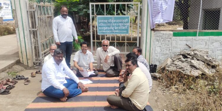 आंदोलनः निरा येथील मुस्लिम समाजाच्या दफन भूमितील बांधकामात भ्रष्टाचार? समाजाच्या वतीने निरा-शिवतक्रार प्रवेशद्वाराजवळ ठिय्या